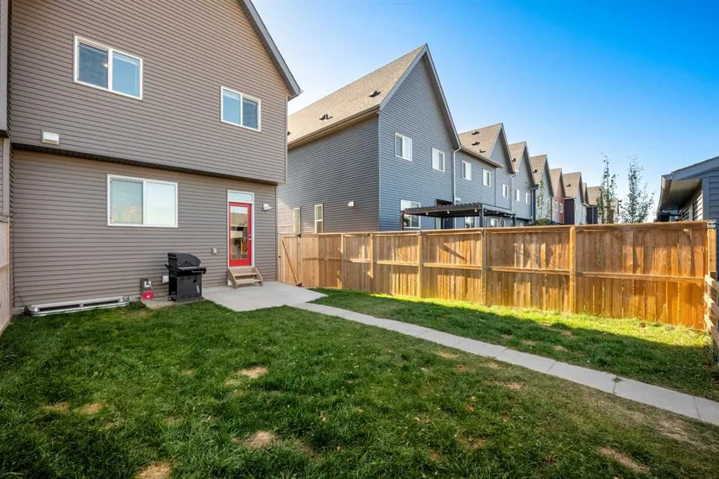 220 Livingston View NE