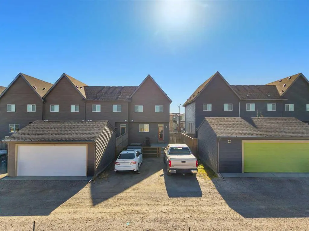 220 Livingston View NE
