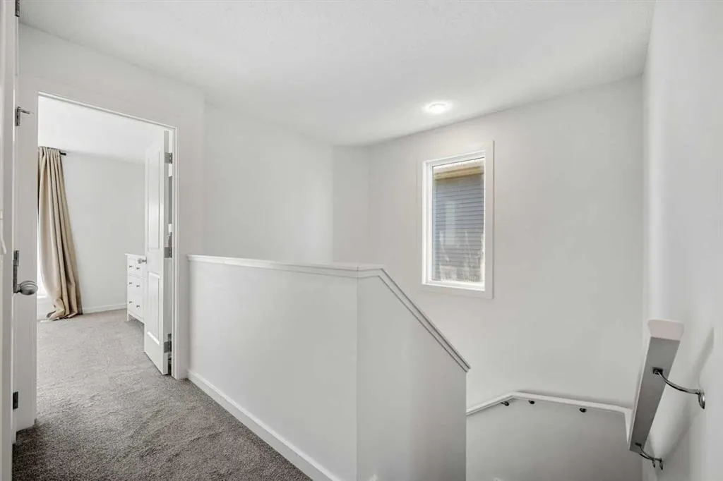 220 Livingston View NE