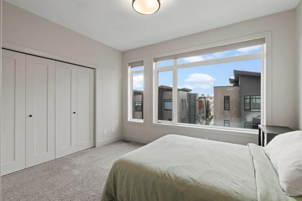 52 Royal Elm Green NW