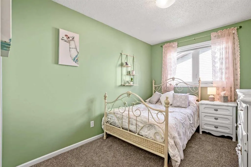 71 Strathclair Rise SW