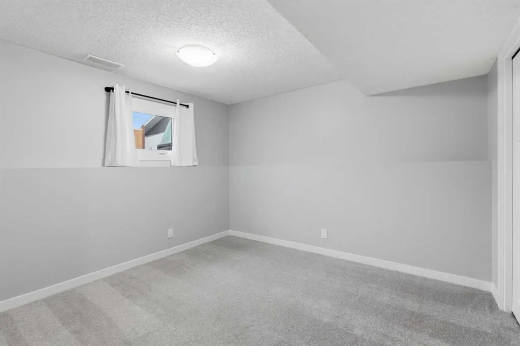 20 Maple Court Crescent SE