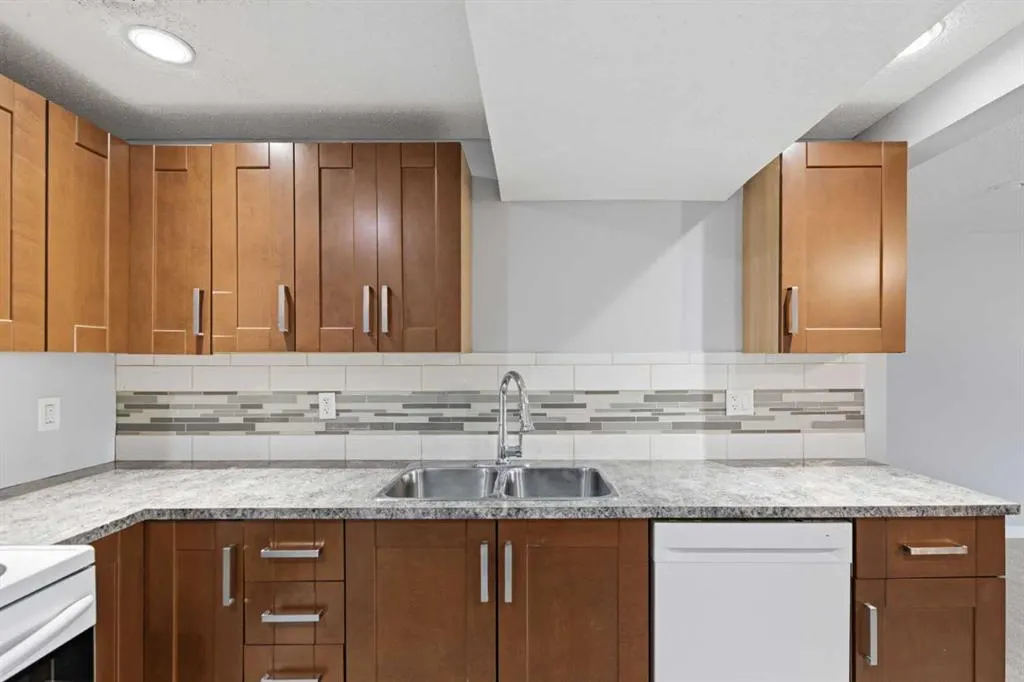 20 Maple Court Crescent SE