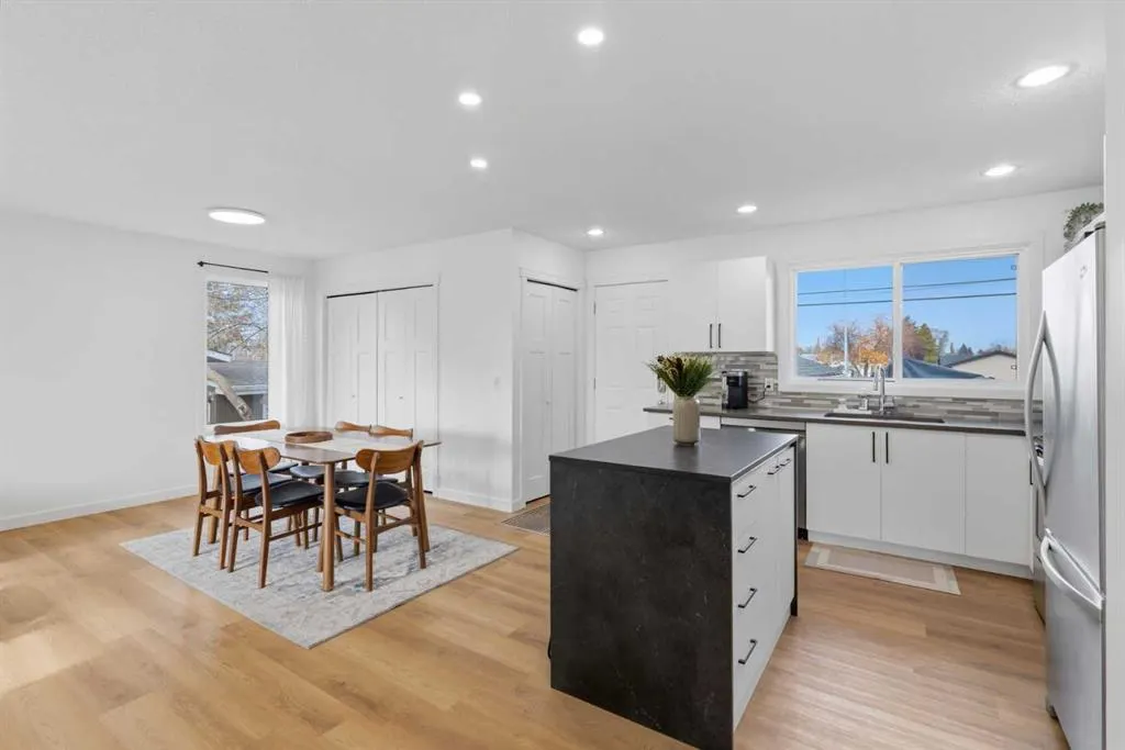 20 Maple Court Crescent SE