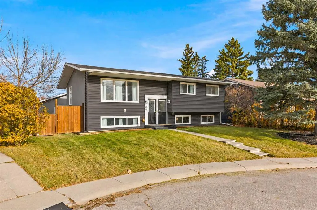 20 Maple Court Crescent SE