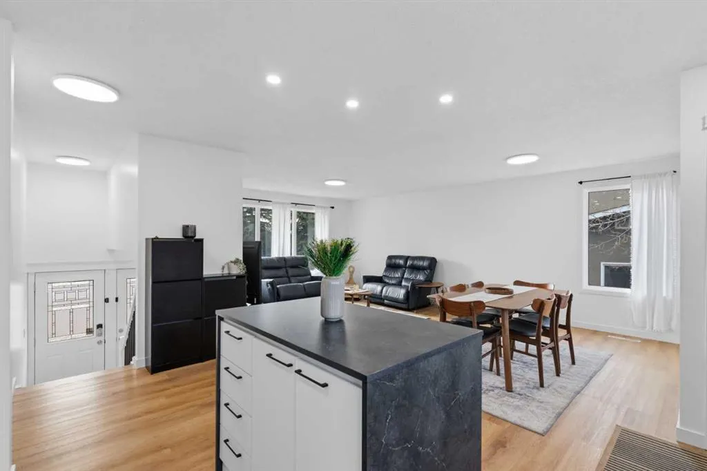 20 Maple Court Crescent SE