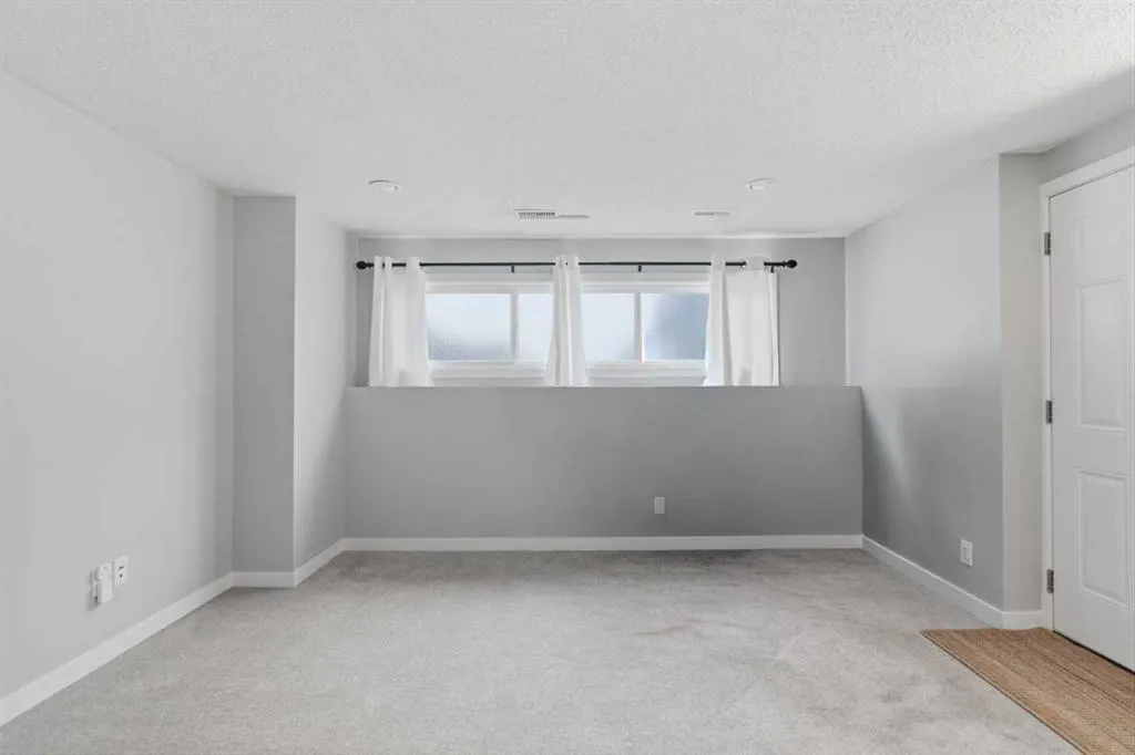 20 Maple Court Crescent SE