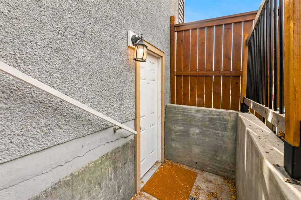 20 Maple Court Crescent SE