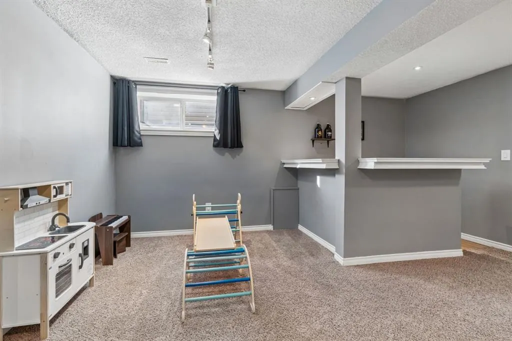 338 Sunset Common