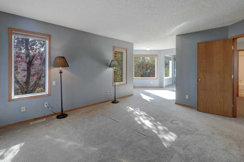 212 Riverview Close SE
