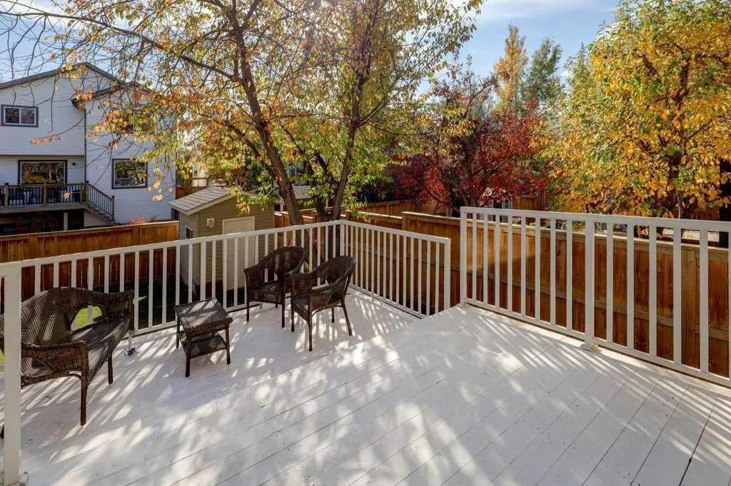 212 Riverview Close SE