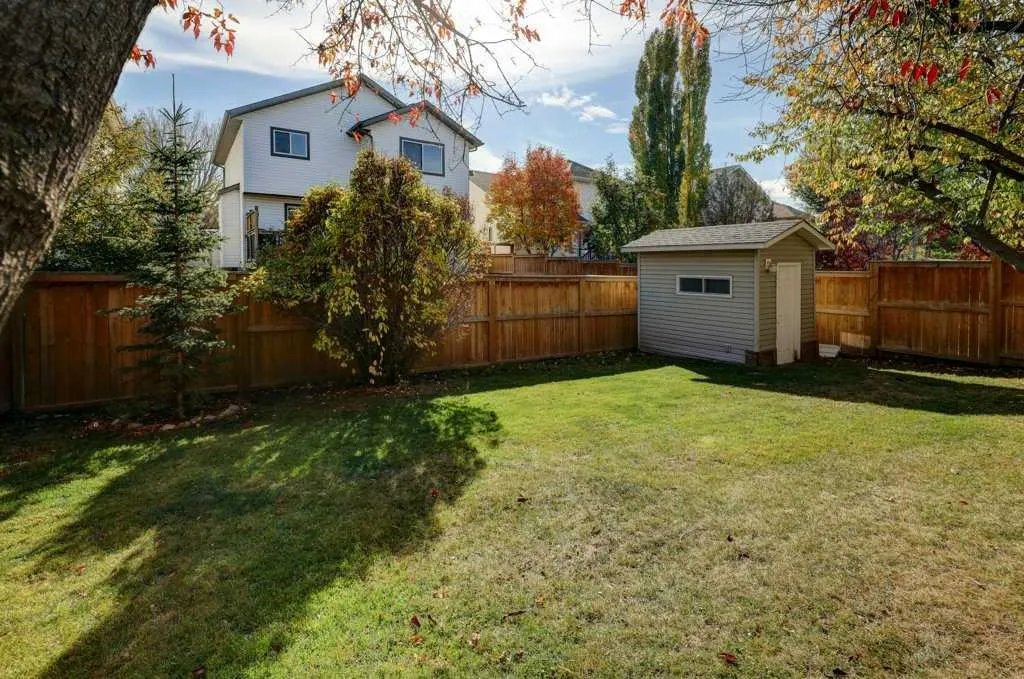 212 Riverview Close SE