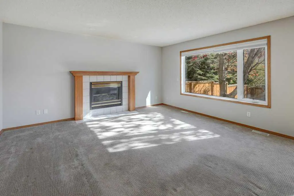 212 Riverview Close SE