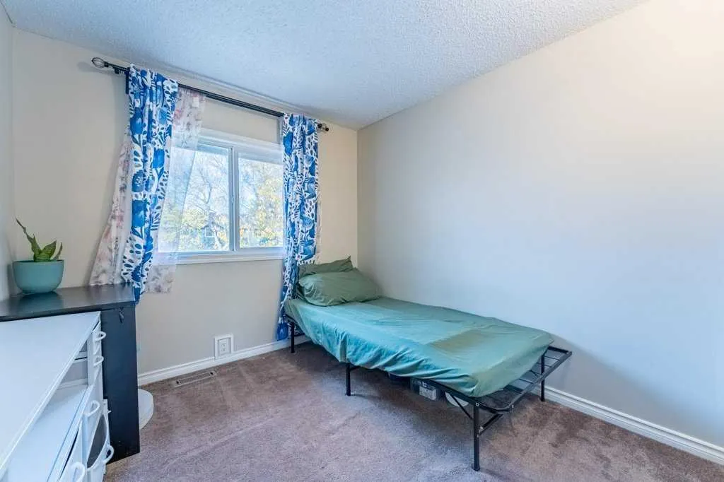 552 Queenston Gardens SE