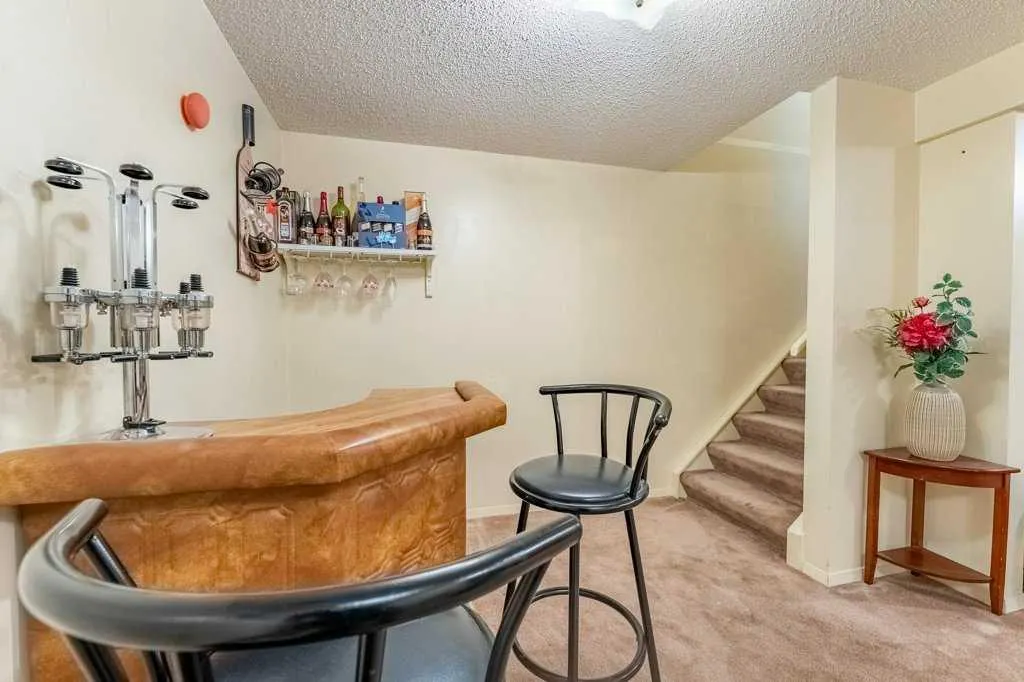 552 Queenston Gardens SE