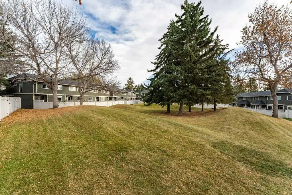 552 Queenston Gardens SE