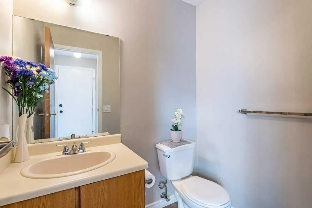 552 Queenston Gardens SE