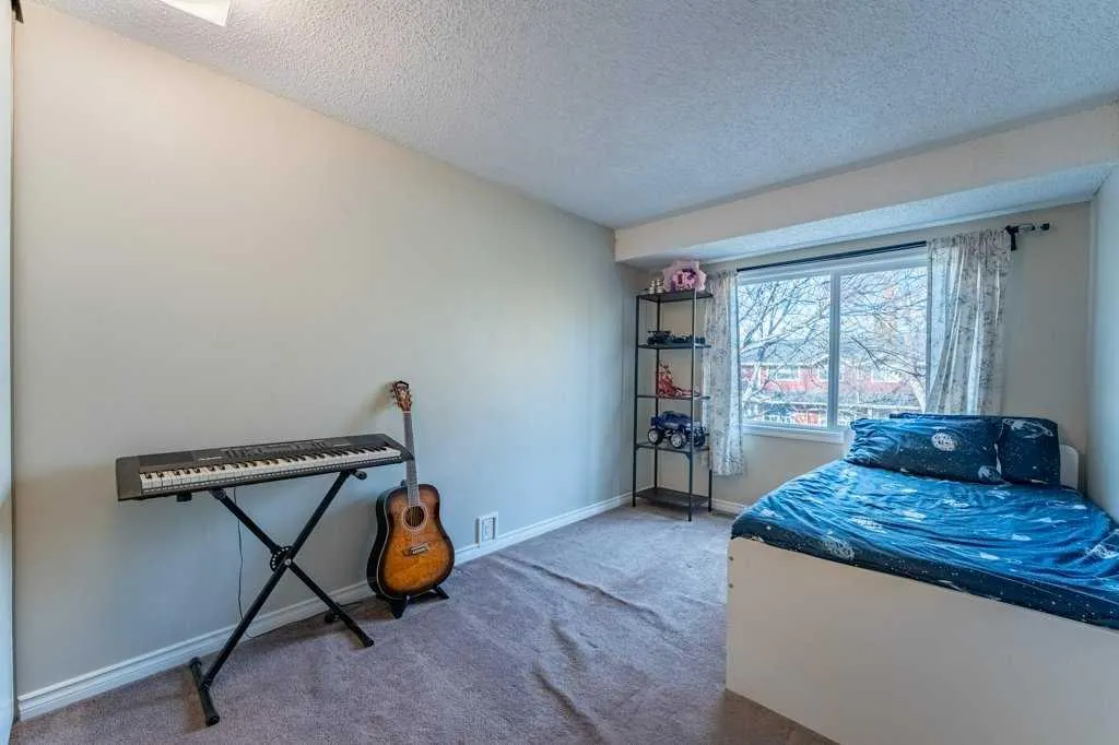 552 Queenston Gardens SE