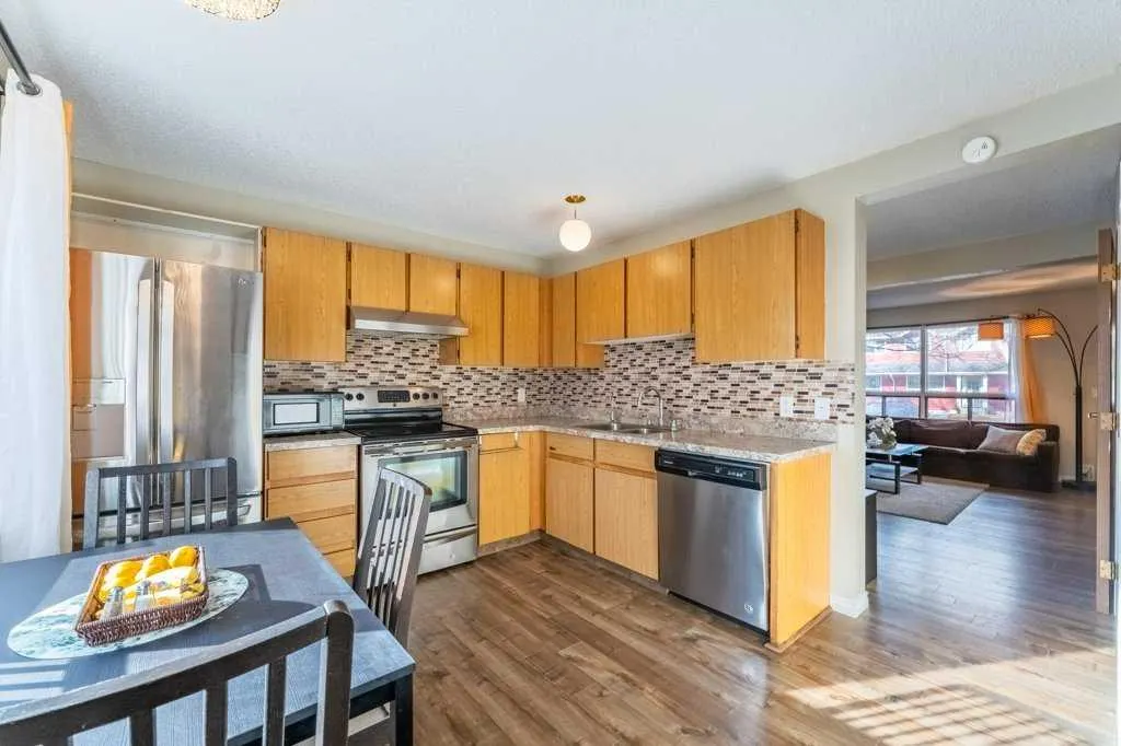 552 Queenston Gardens SE
