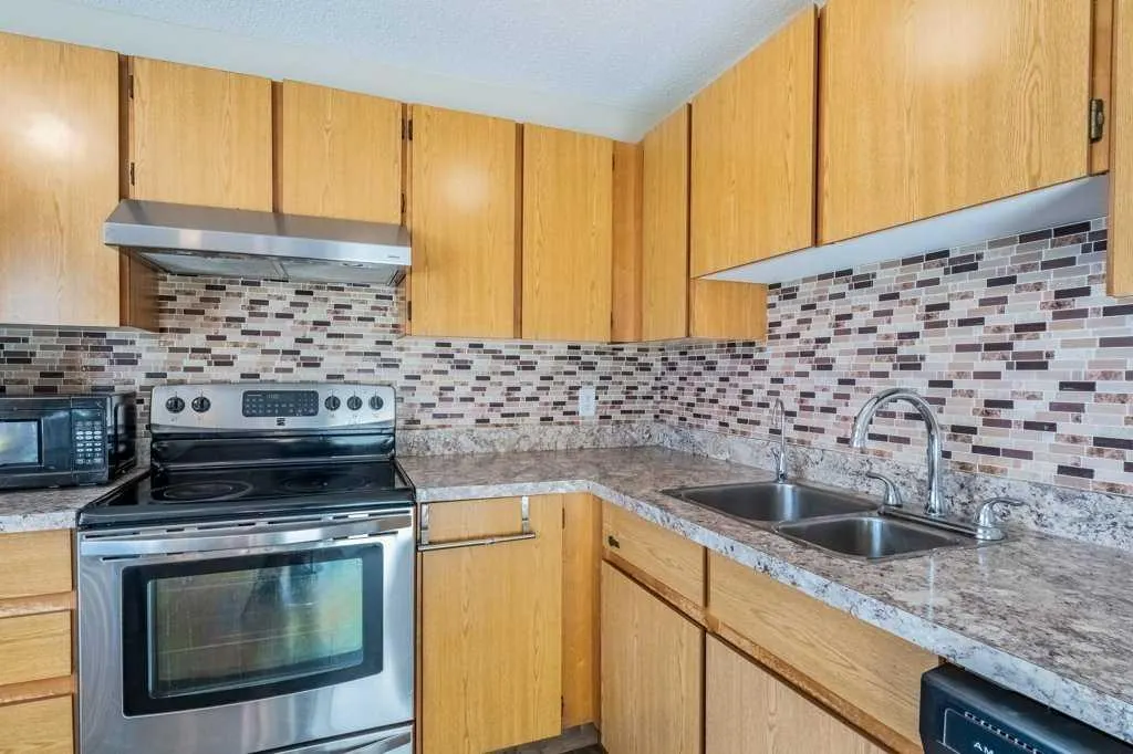 552 Queenston Gardens SE