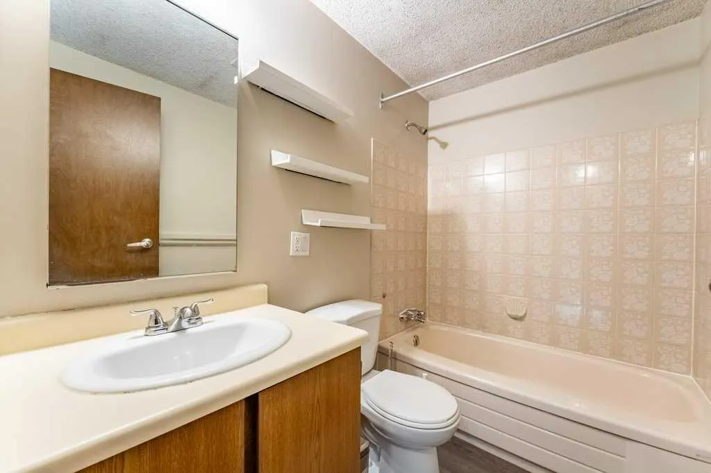552 Queenston Gardens SE