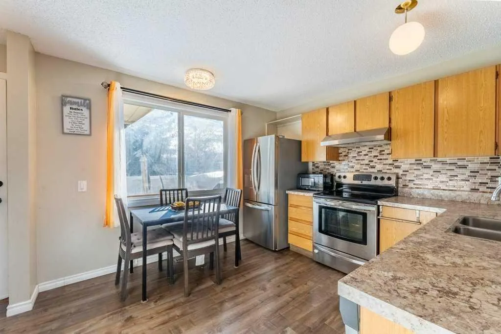 552 Queenston Gardens SE