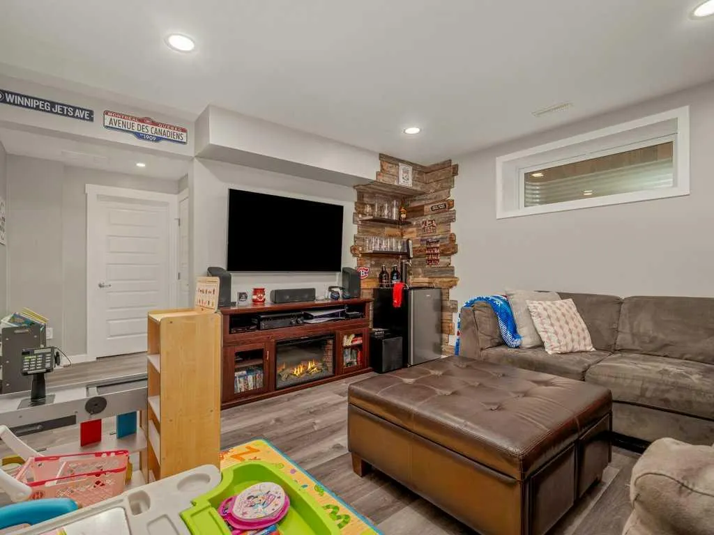 386 Moonlight Way W
