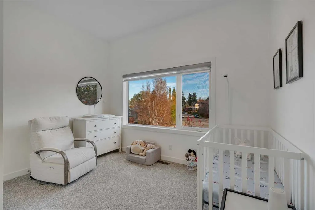 2327B Osborne Crescent SW