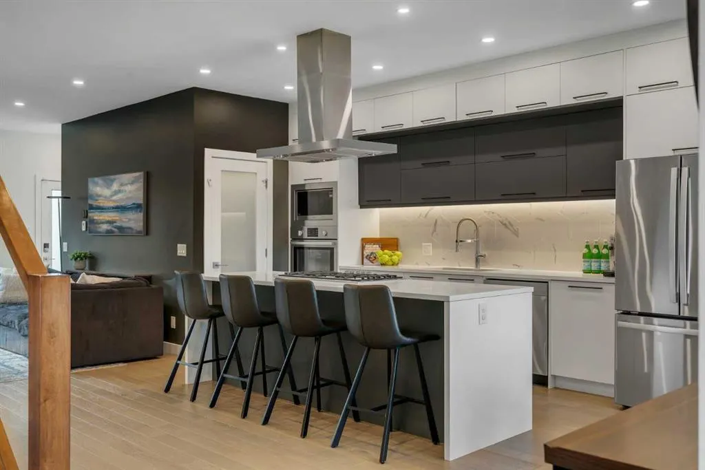 2327B Osborne Crescent SW