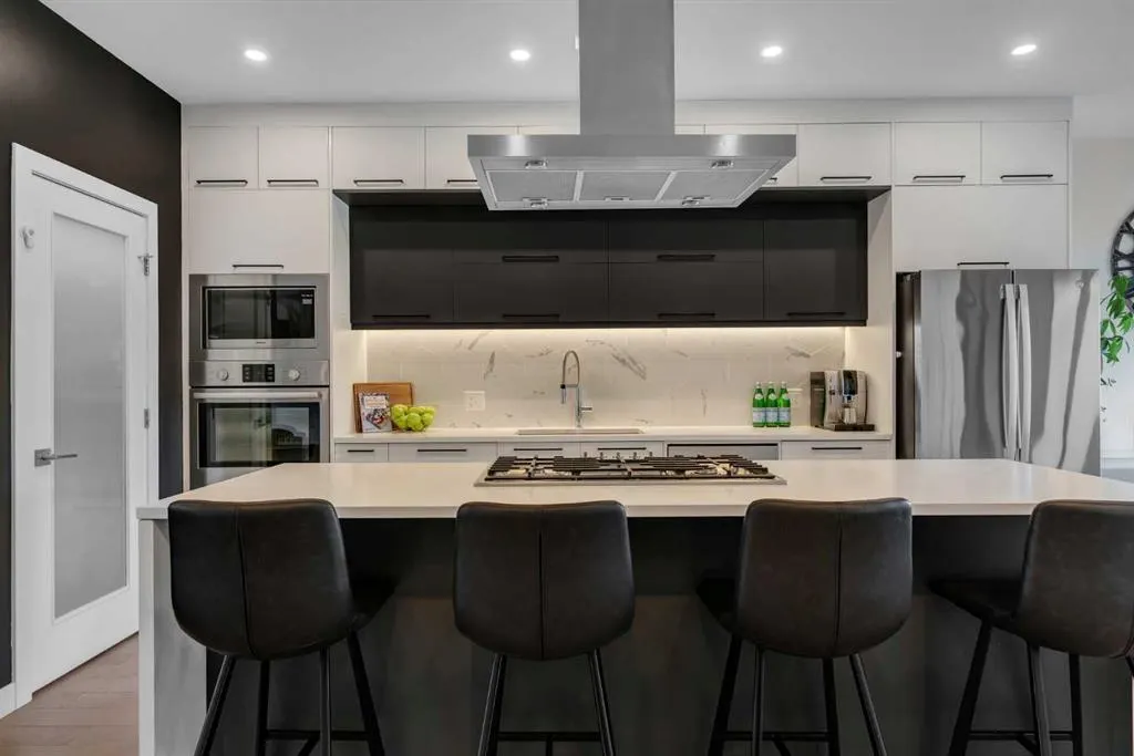 2327B Osborne Crescent SW