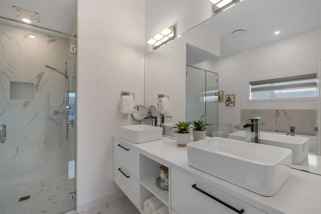 2327B Osborne Crescent SW