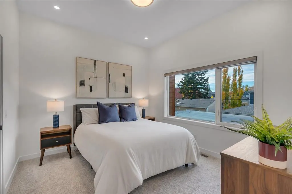 2327B Osborne Crescent SW