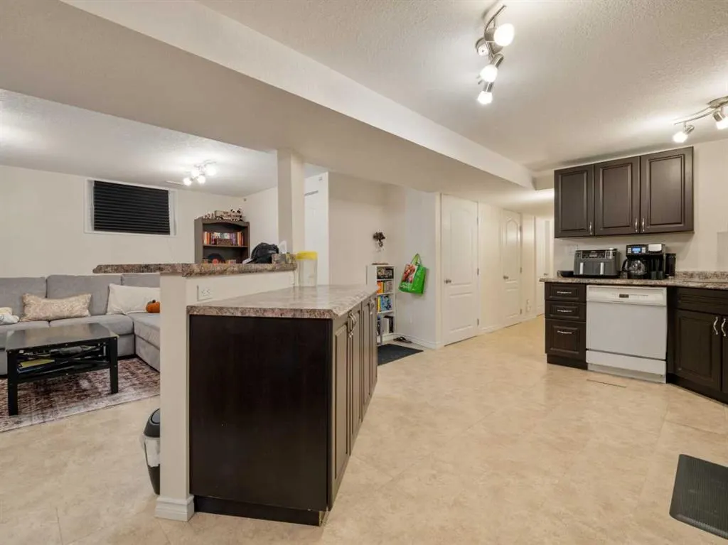 6 Cayuga Crescent W