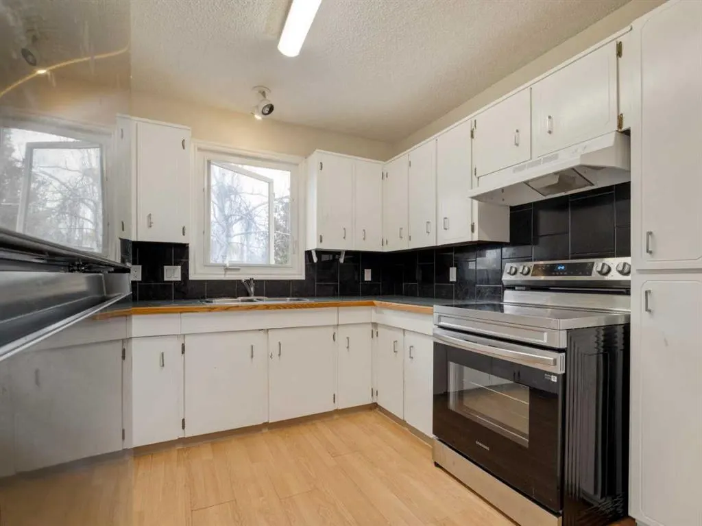 6 Cayuga Crescent W