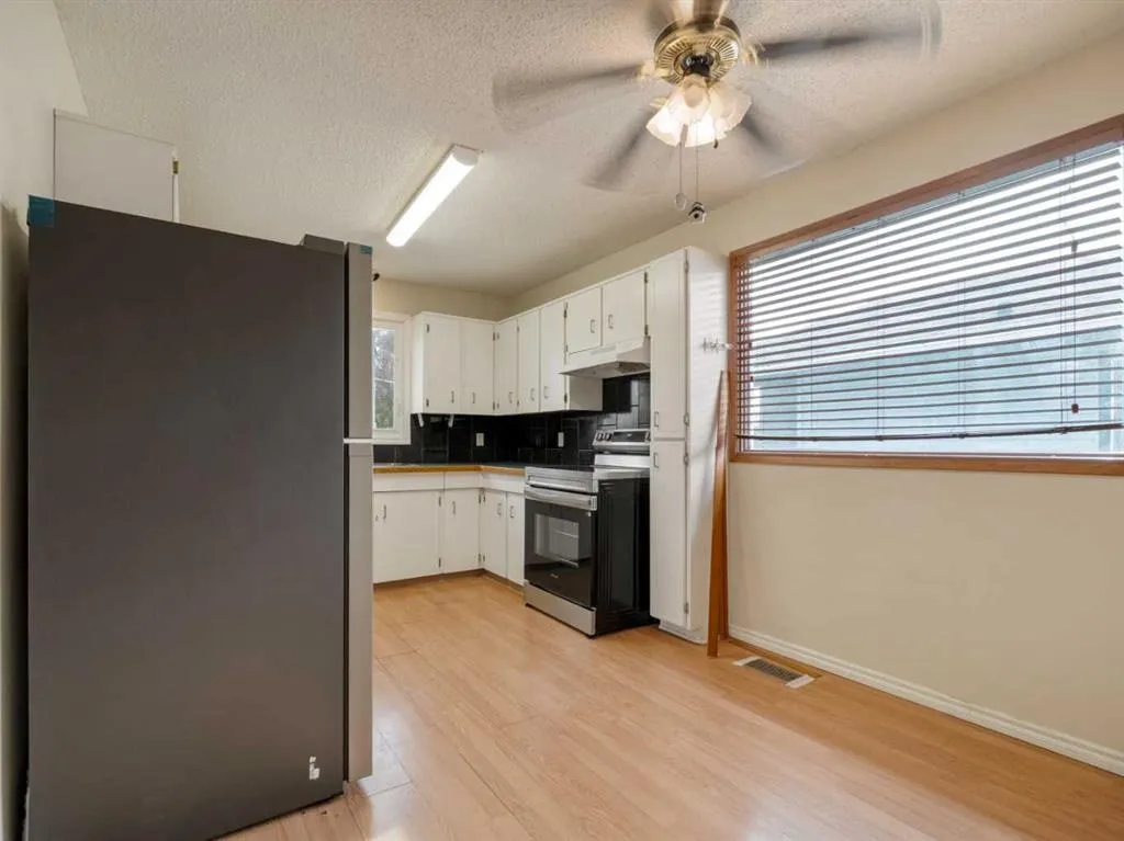 6 Cayuga Crescent W