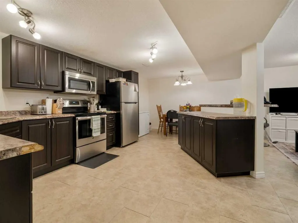 6 Cayuga Crescent W