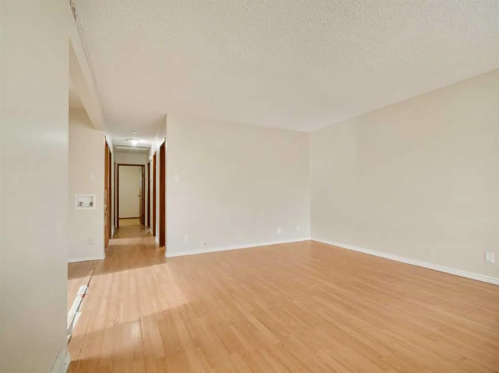 6 Cayuga Crescent W