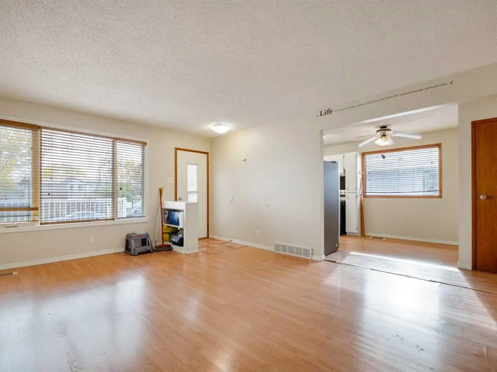 6 Cayuga Crescent W
