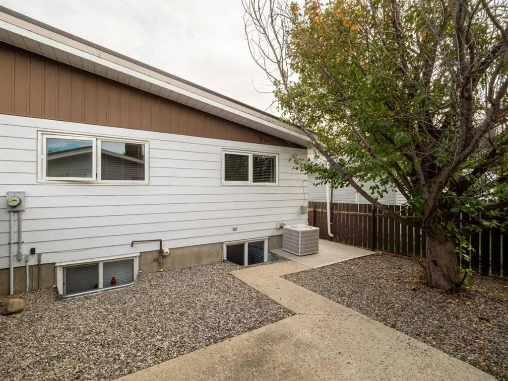 6 Cayuga Crescent W