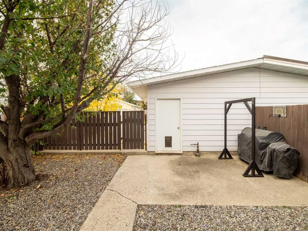 6 Cayuga Crescent W