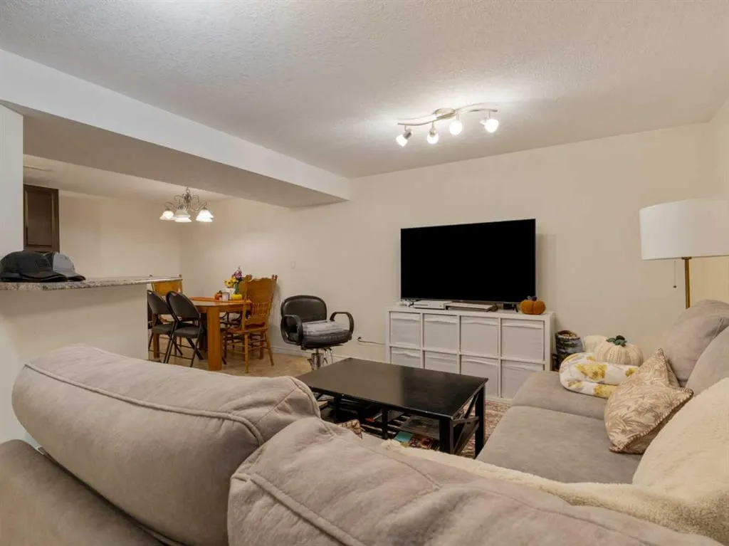 6 Cayuga Crescent W