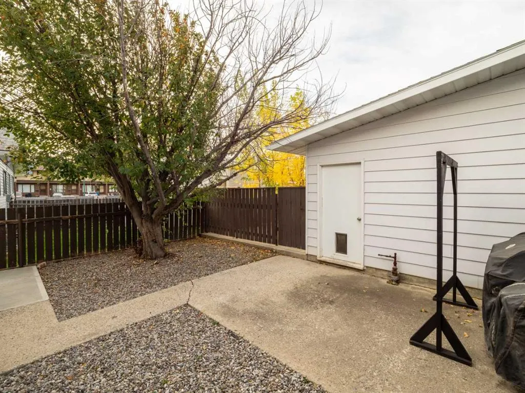 6 Cayuga Crescent W