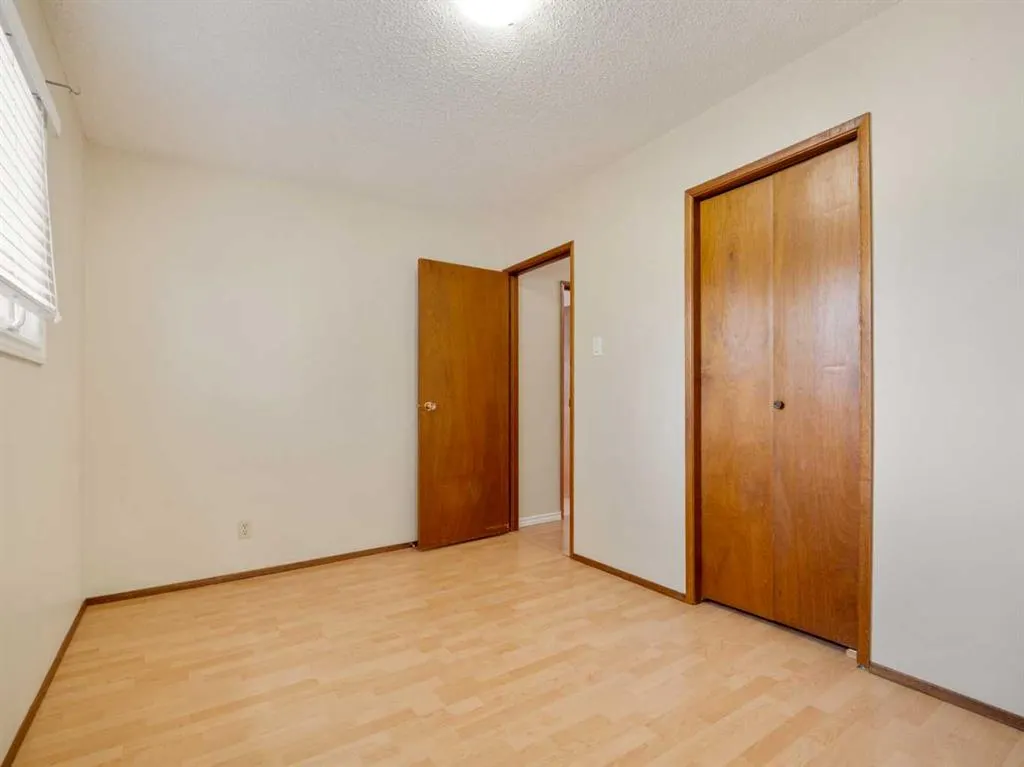 6 Cayuga Crescent W