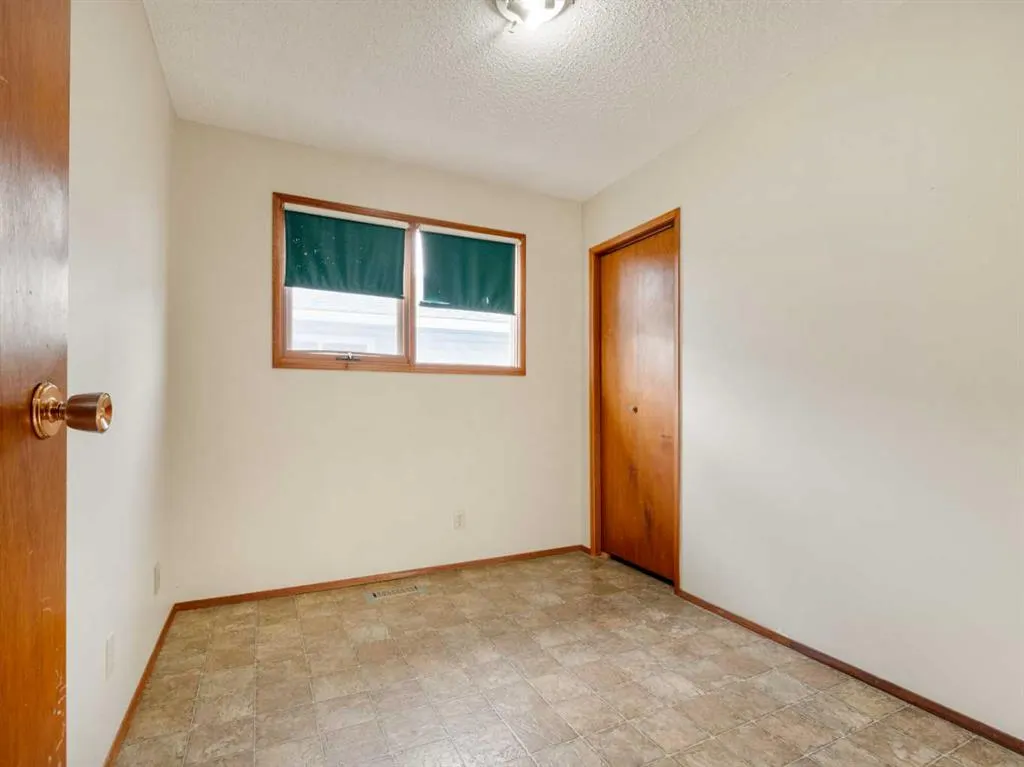 6 Cayuga Crescent W