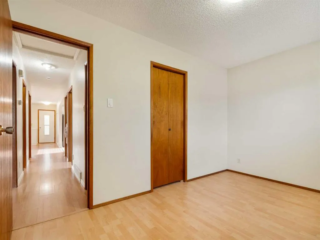 6 Cayuga Crescent W