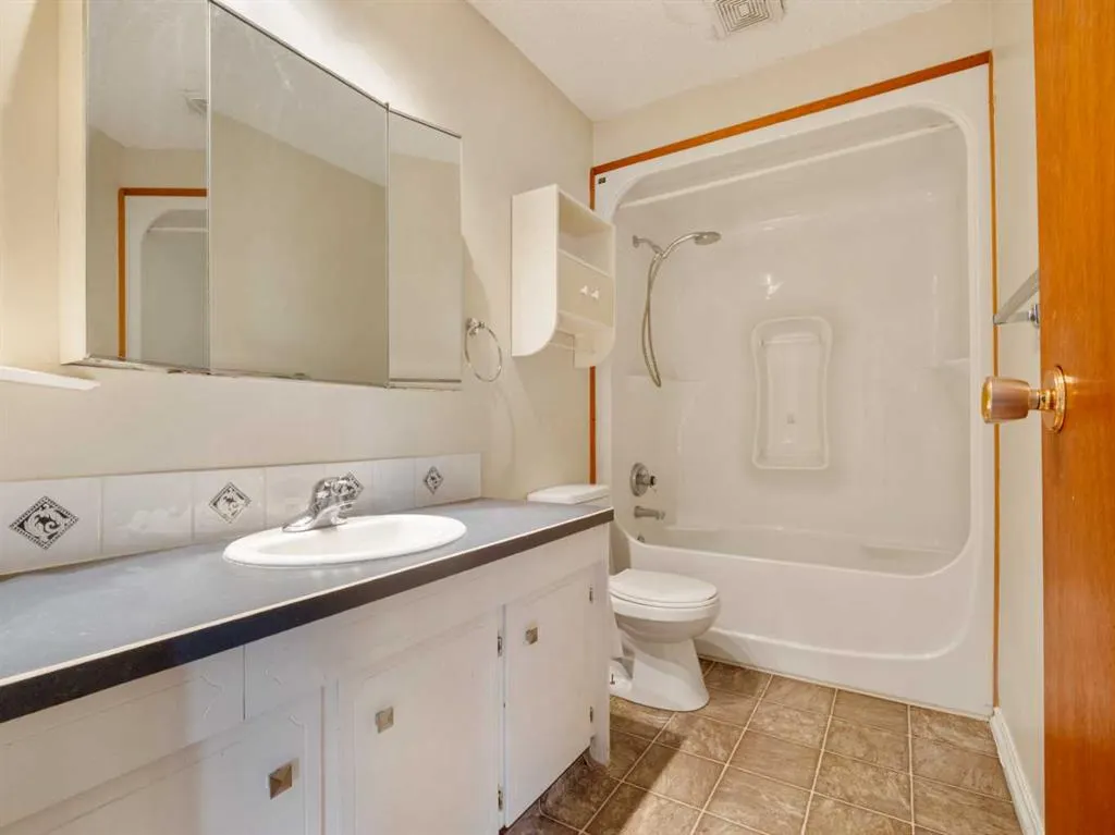 6 Cayuga Crescent W