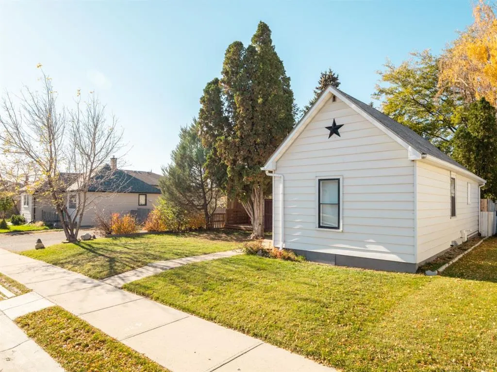 1306 9 Street N