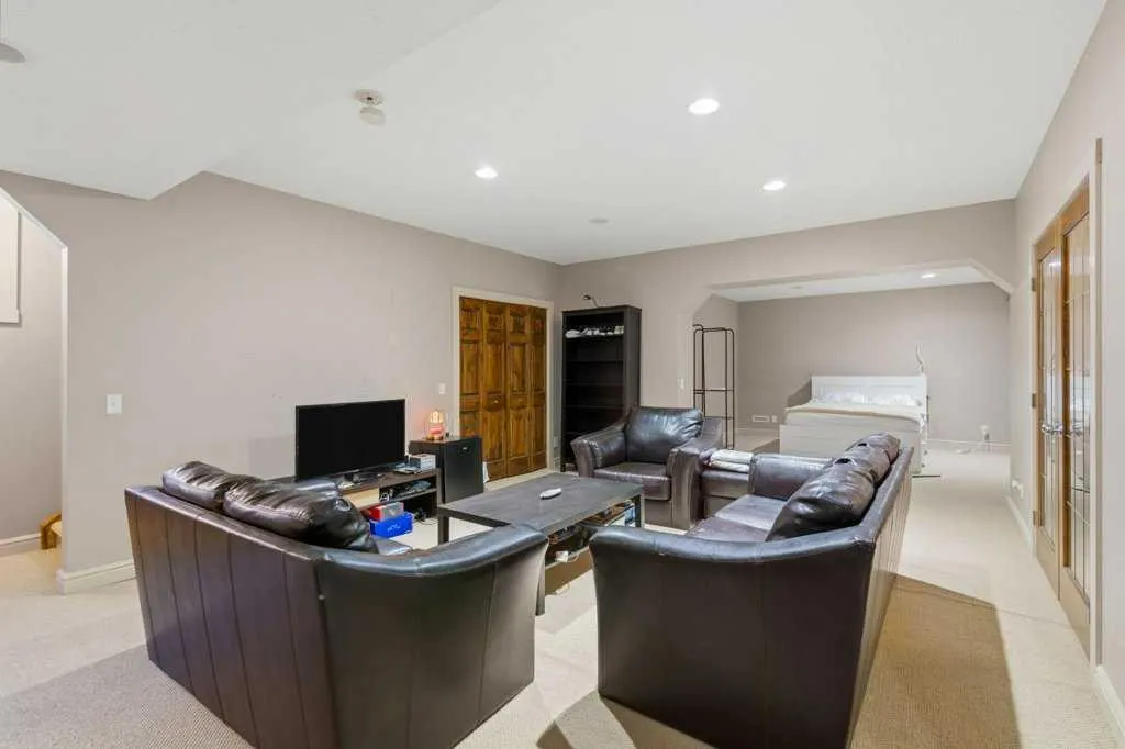 30 Aspen Stone Road SW