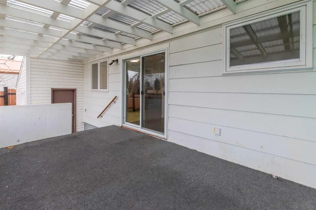 330 4 Street W