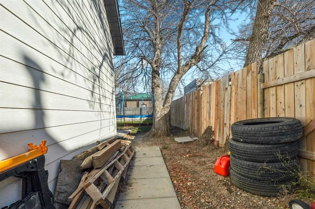 209 2 Street N